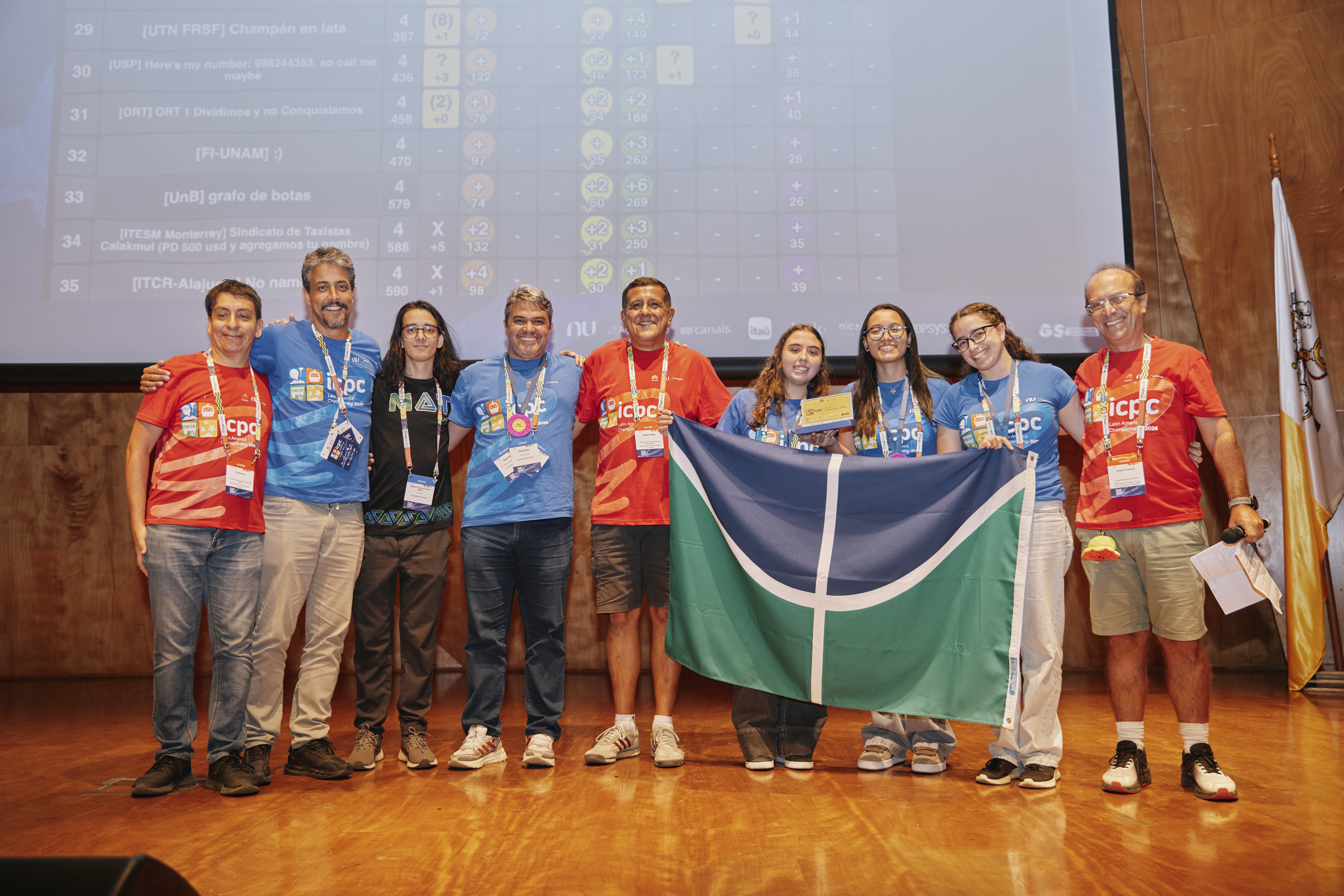 Estudantes competindo em laboratório de informática durante a Maratona UnB de Programação