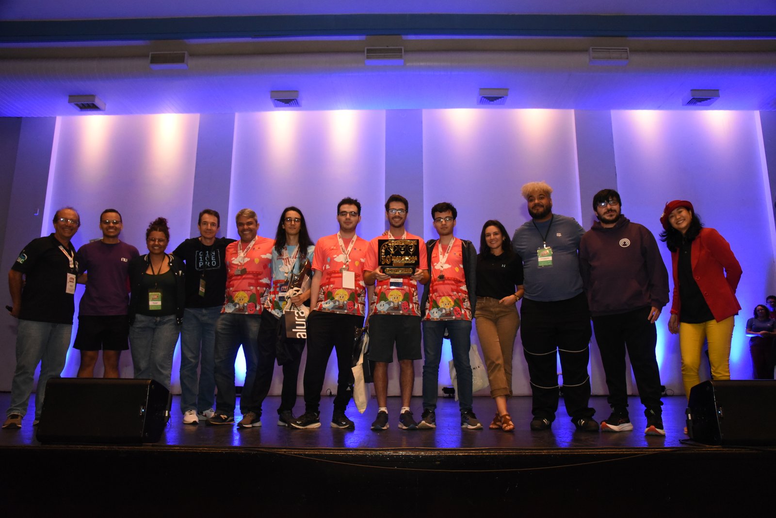 Estudantes competindo em laboratório de informática durante a Maratona UnB de Programação